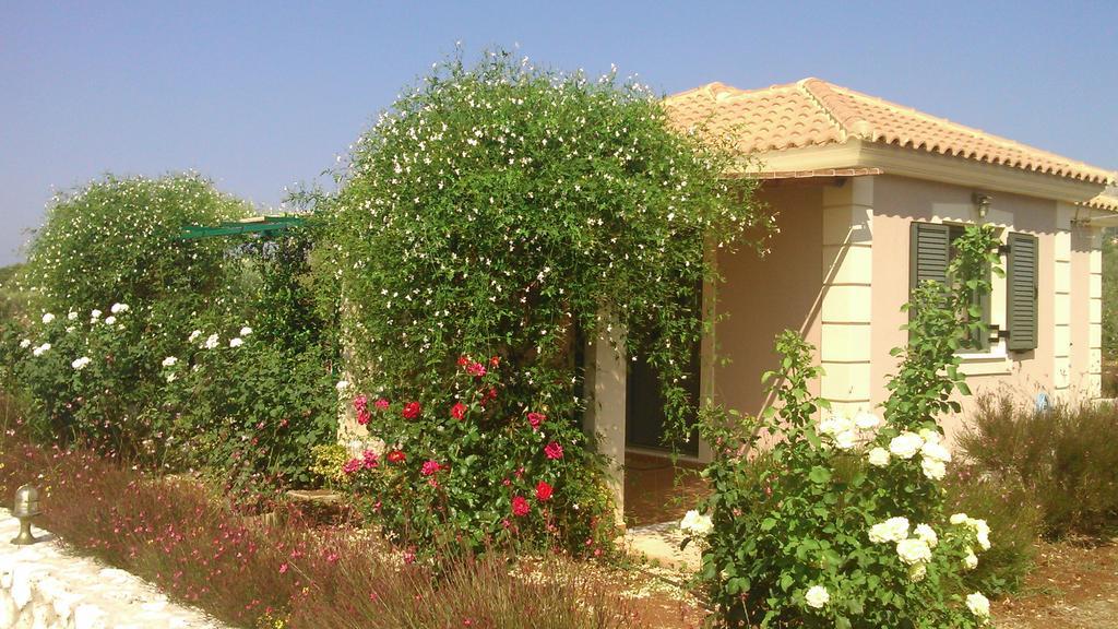 Korallis Villas Karavados Luaran gambar